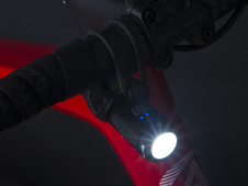 AKCE! Světlo př. Author A-QUANTUM 1000lm USB Alloy