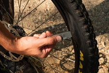 Multiklíč WOLF TOOTH 8-BIT Tire Lever + Rim Dent Remover